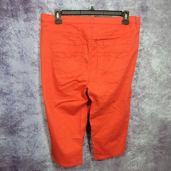 Red Capri - Picture 2 of 10